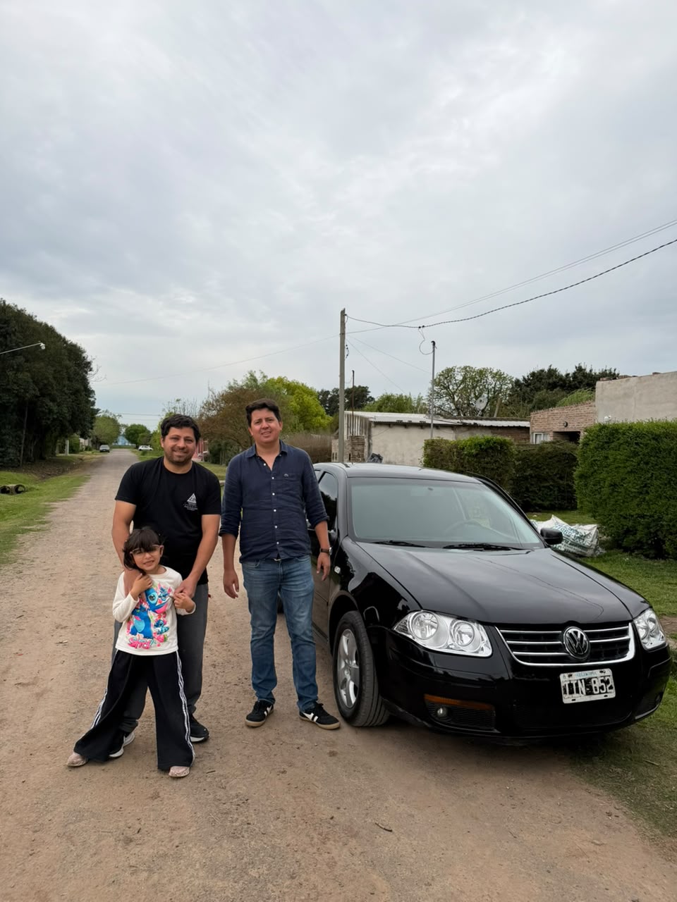 Sebastián Nuñez y su familia junto al Volkswagen Bora entregado